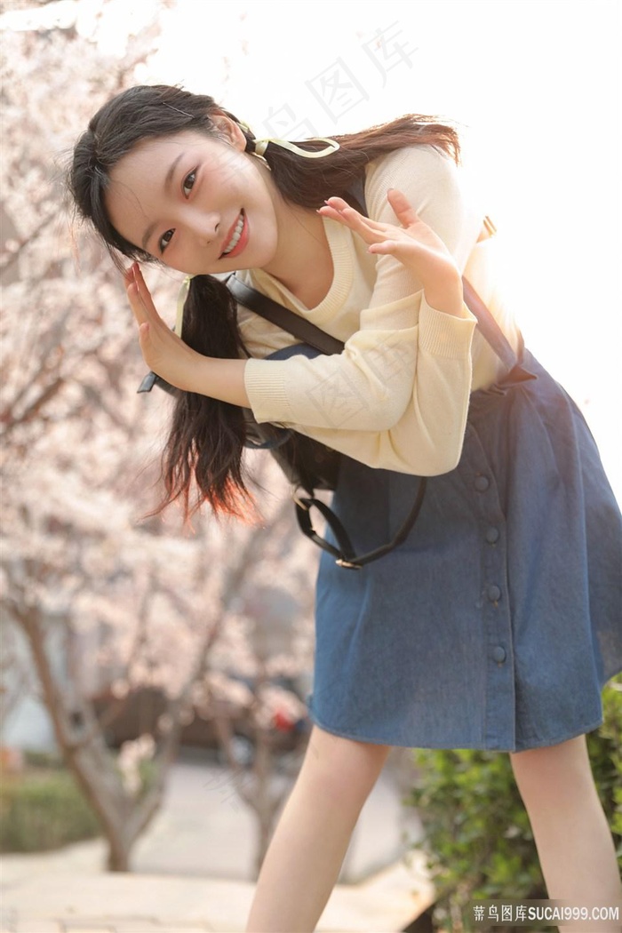 女仆乖乖趴下脱内衣内裤