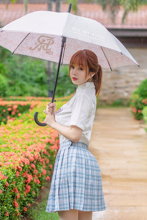 一边亲嘴一边揉着胸视频