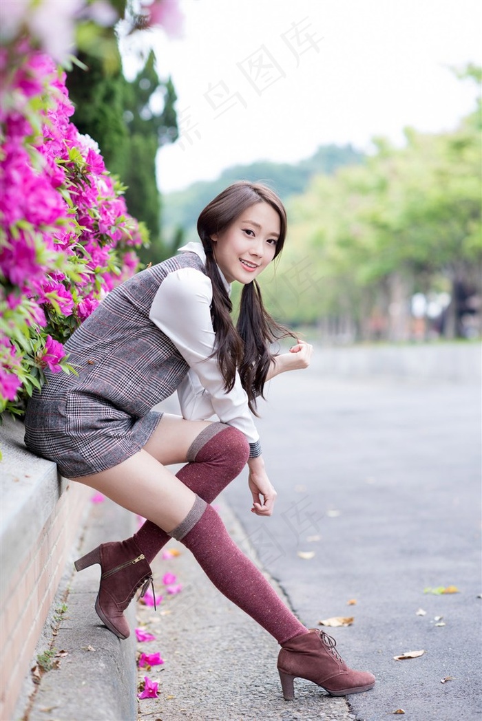 强上蜜桃臀爆肏嫩穴