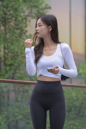 不知火舞被三个小孩