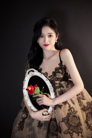 跪在地上翘臀摆弄