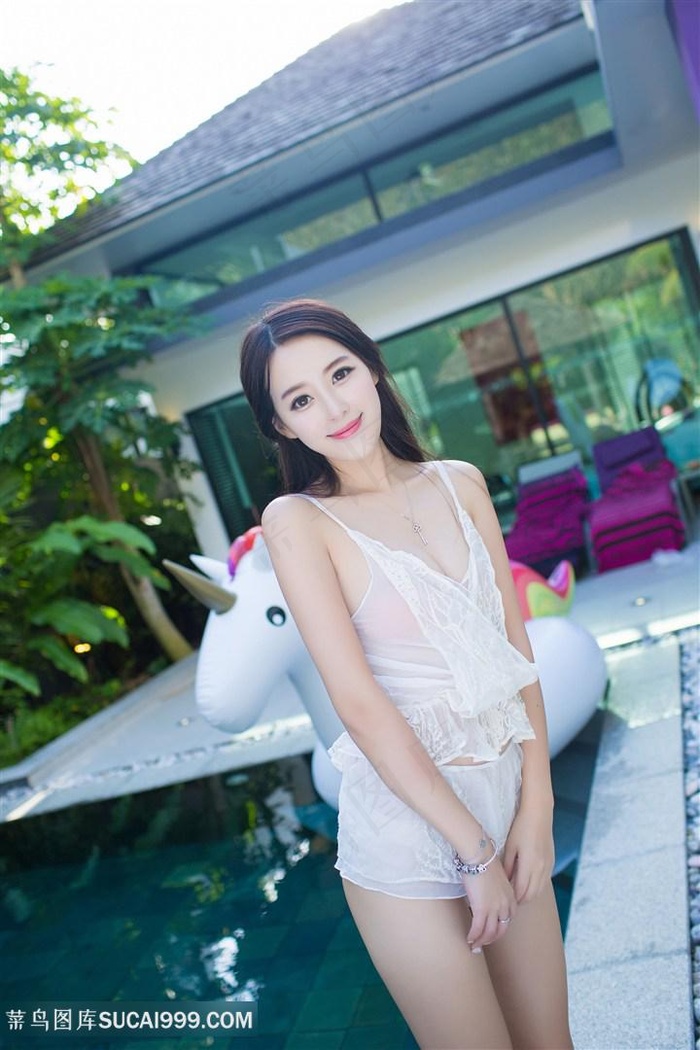 女人迈开腿让男生吃菜的吃草莓