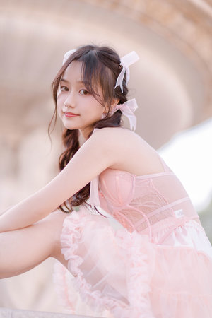 上课我穿超短裙被同桌摸出水