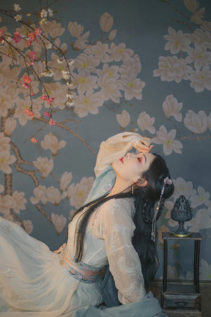 用手捏两座山峰