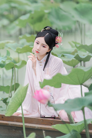 探花酒店约极品高颜值美女