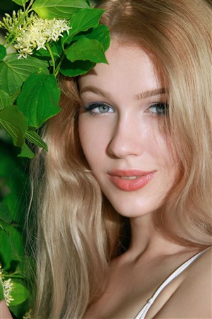 粉嫩系美女馨儿被两个猥琐大叔啪啪