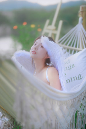 白丝袜老师奖励我吃她脚