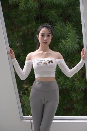 女生的小雏菊花图片