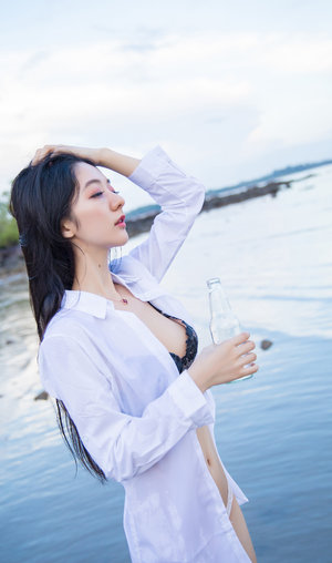 撕开校花的奶罩揉娇乳
