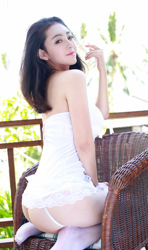 在ktv被两个男人吃奶