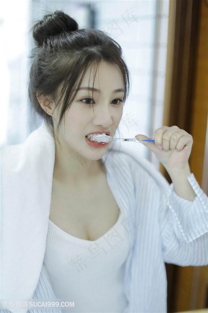 两根紫黑肿胀隔着一层薄膜