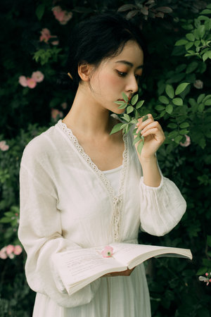 天降女子从二楼掉下来了人物樱花